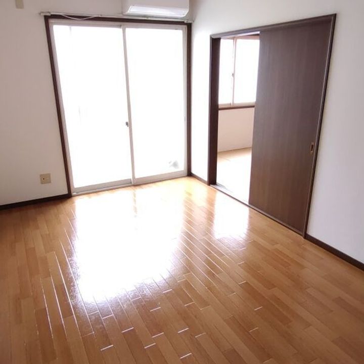 フリーデンCの居間