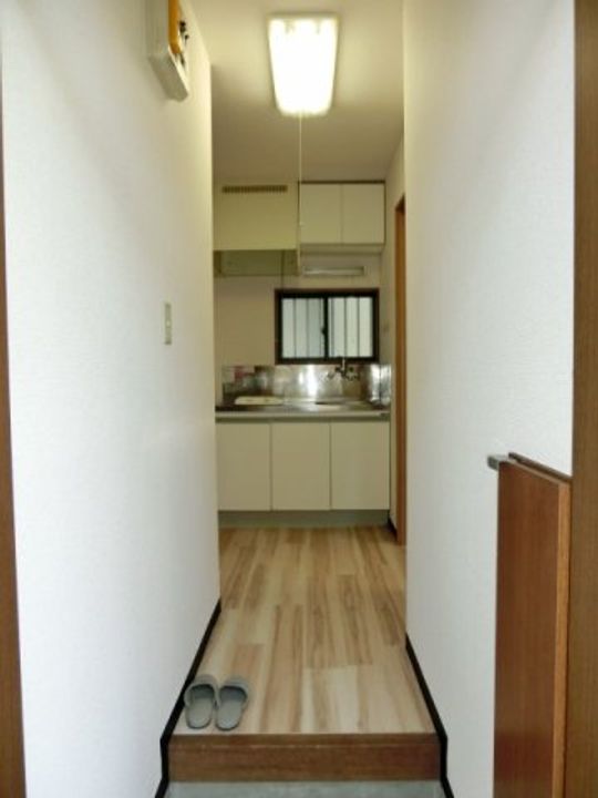 鷹見ハイツの玄関