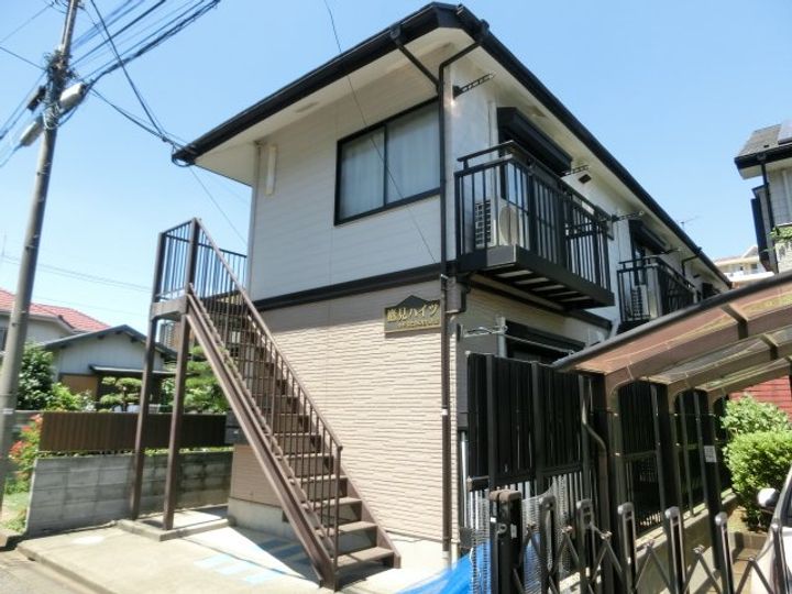 鷹見ハイツの外観