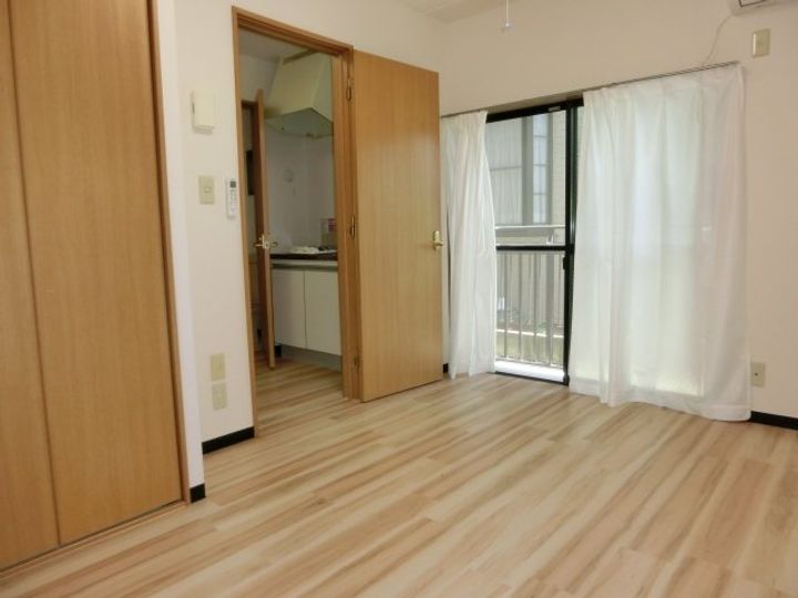 鷹見ハイツの居間