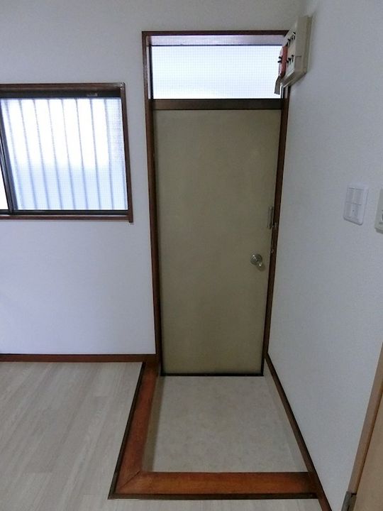 鍋谷ハイツの玄関