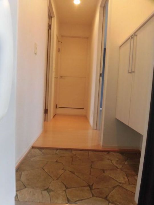 N s BLANC D棟の玄関