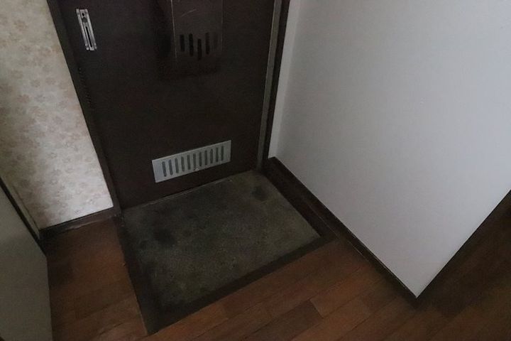 若葉ハイツの玄関