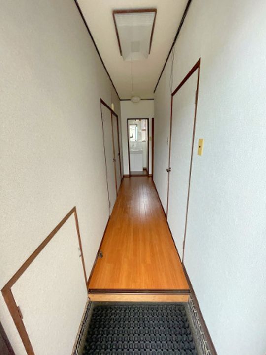 折出アパートの玄関