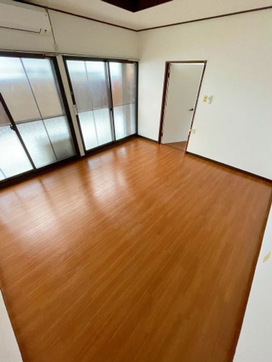 折出アパートの居間