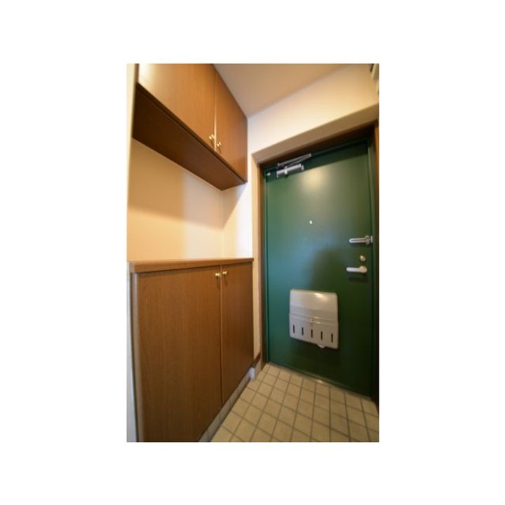 キヨクニアパートメントデザインエルスールの玄関