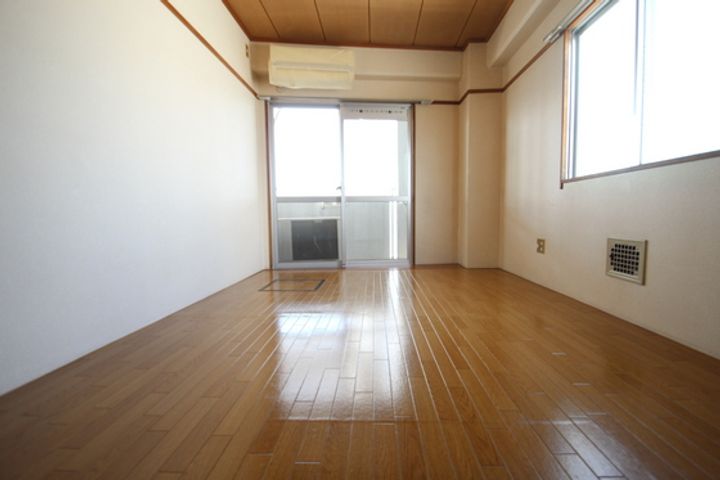 矢賀ビルの居間