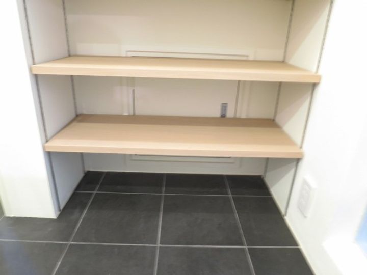 よつわビルの玄関