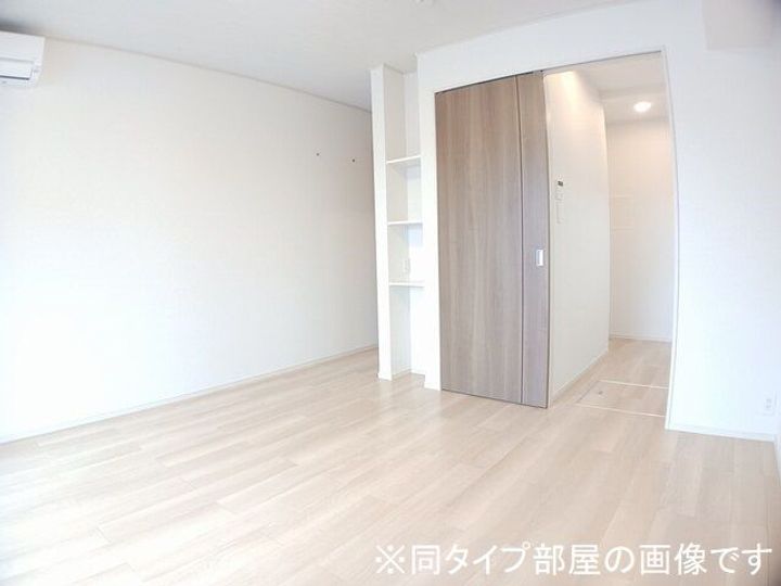 メゾンラテ稲葉の居間