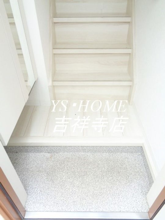 東京都三鷹市下連雀3(アパート)の賃貸物件の玄関