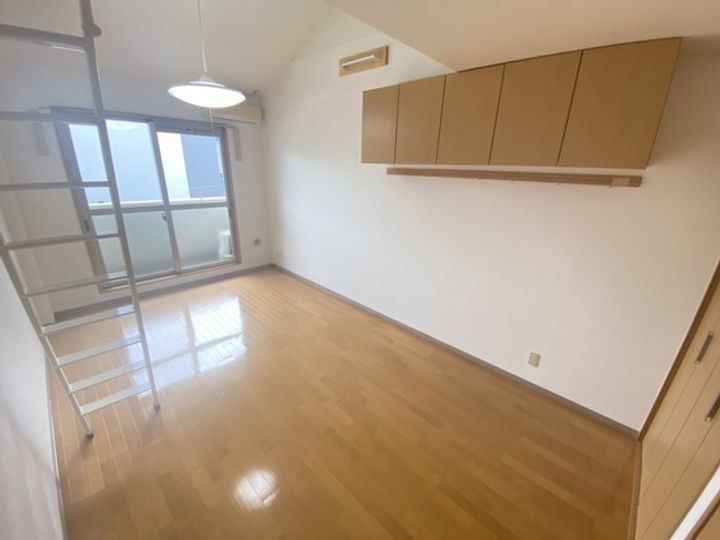 コウゴ・リヨービルの居間