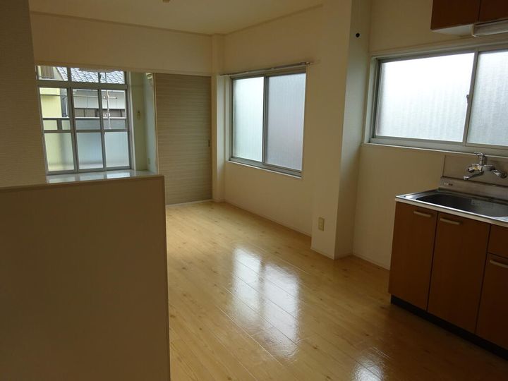 グランデ桜妃IIの居間