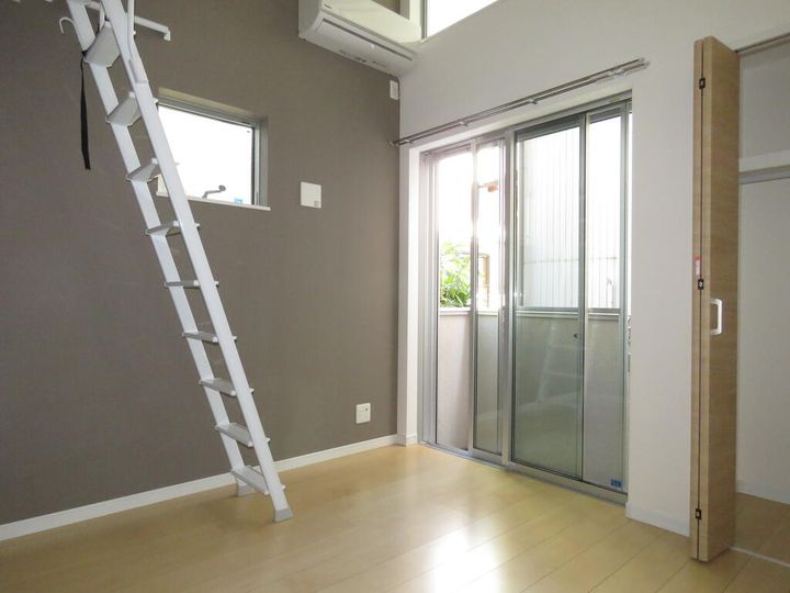 GH栄町通アパートメントの居間