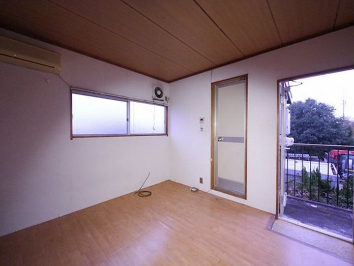 旭コーポの玄関