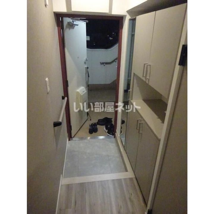 エステート河辺1号棟の玄関