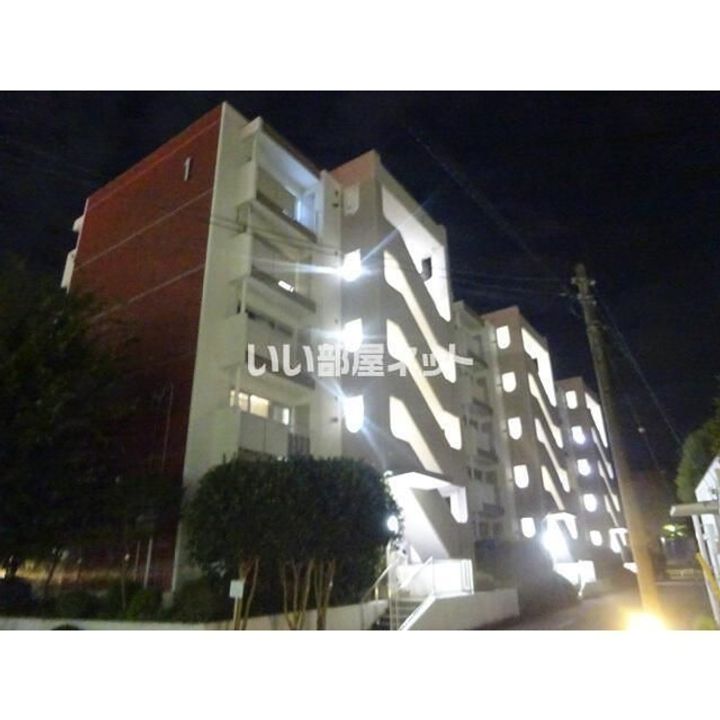 エステート河辺1号棟の外観