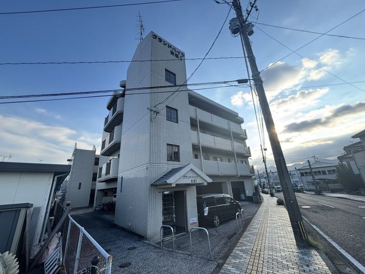 グランドハイツ古垣Iの外観