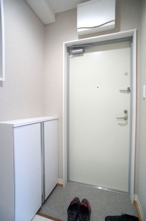 スズキマンションの玄関