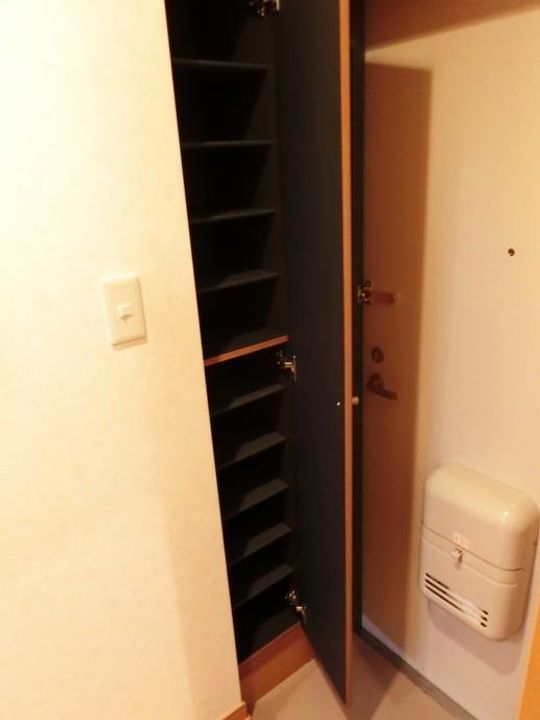 メイプルコート館坂の玄関