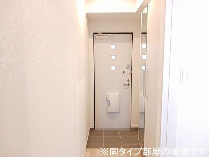 メゾンラテ稲葉の玄関