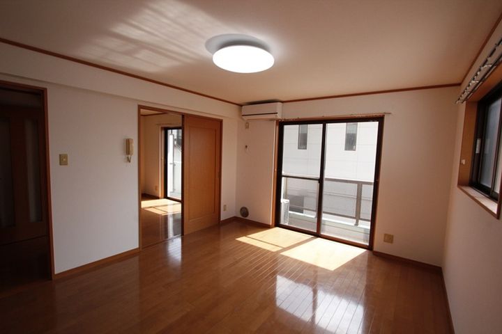 ニューフラワーハウスの居間