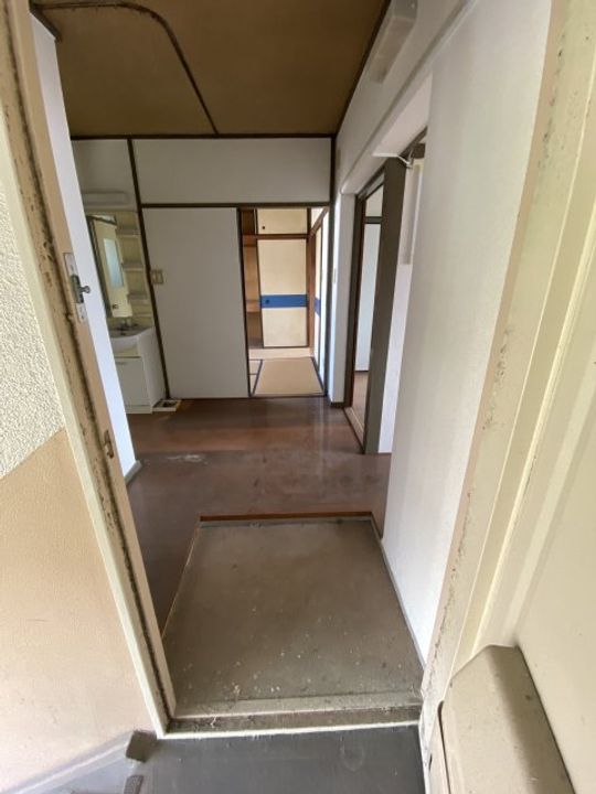 下川原団地6号棟の玄関