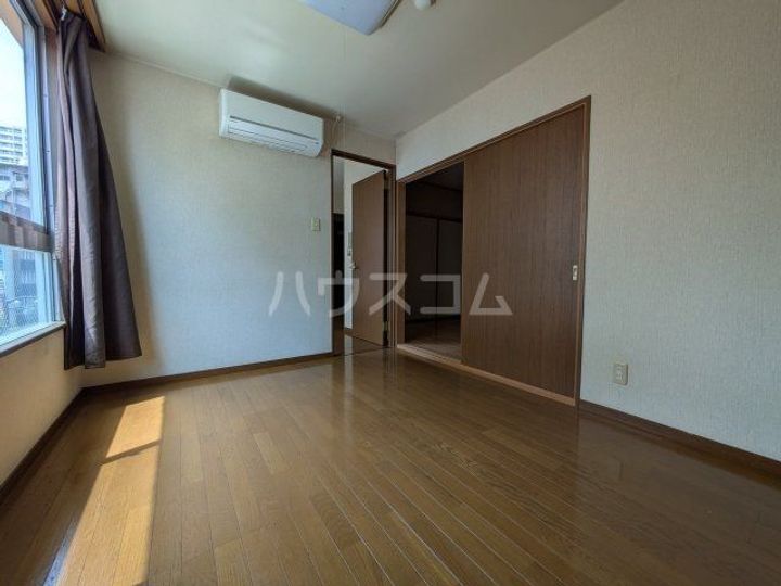 五洋ビルの居間