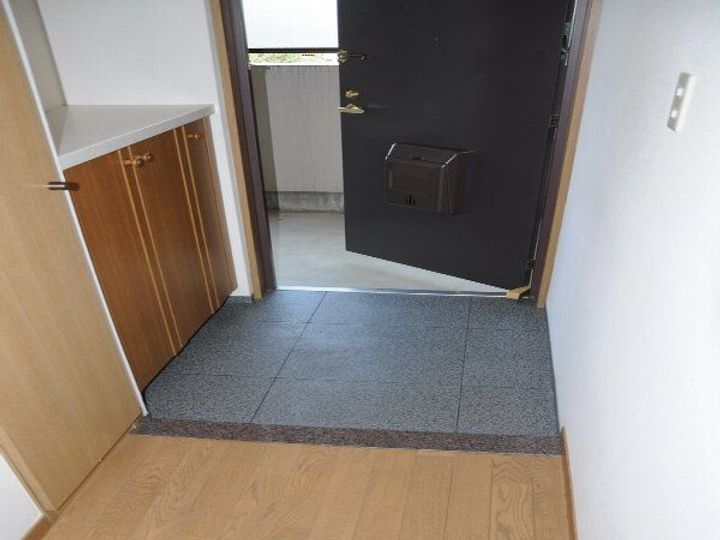 八功ハイツの玄関