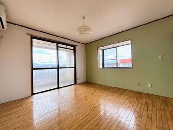 札元ERIビルの居間