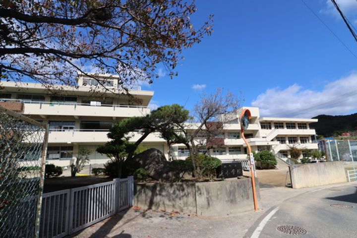 坂町坂東アパートの周辺