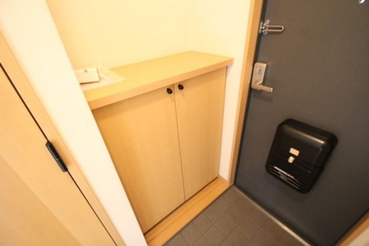 フリーデンス城ケ丘の玄関