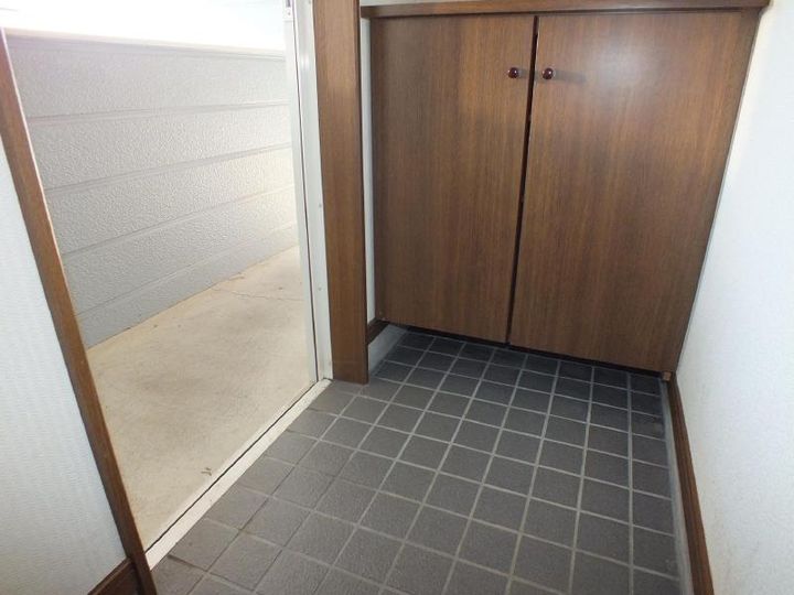 ●リヴァージュ石堂 Aの玄関