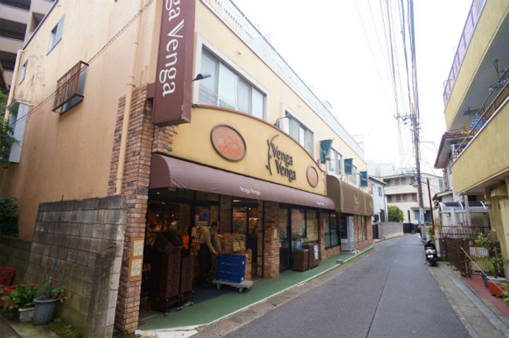 エターナルモームの周辺