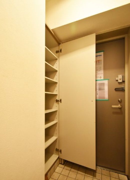 東京都港区六本木7(マンション)の賃貸物件の玄関