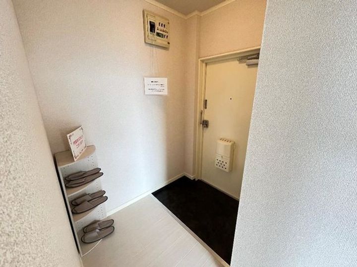 栄東ハイツの玄関