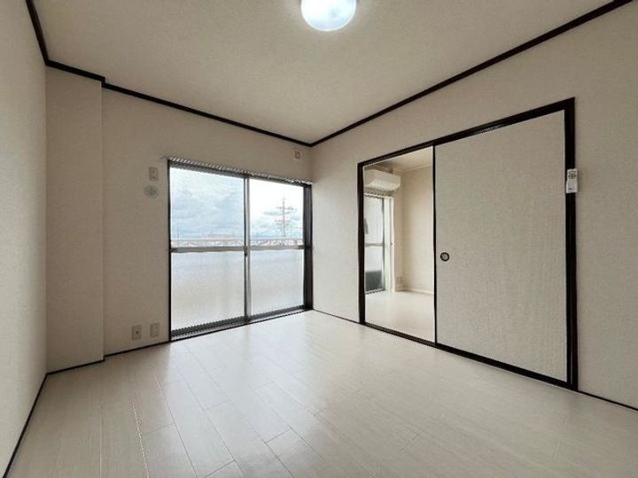 栄東ハイツの居間