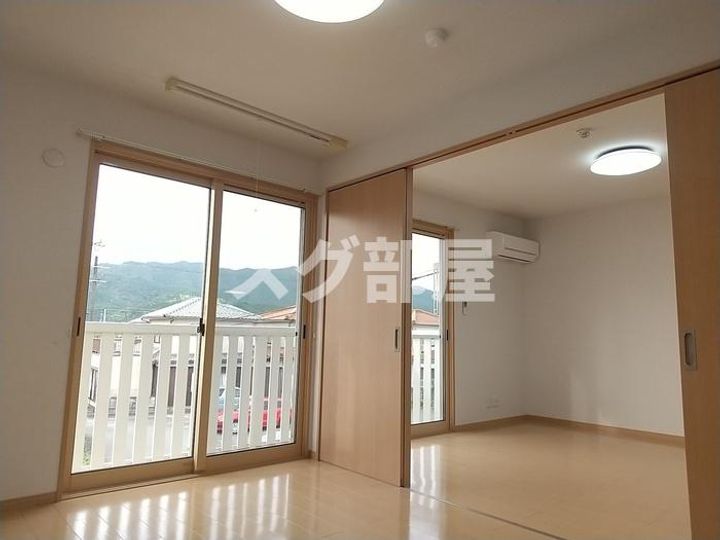 レーブ プレミール II番館の居間