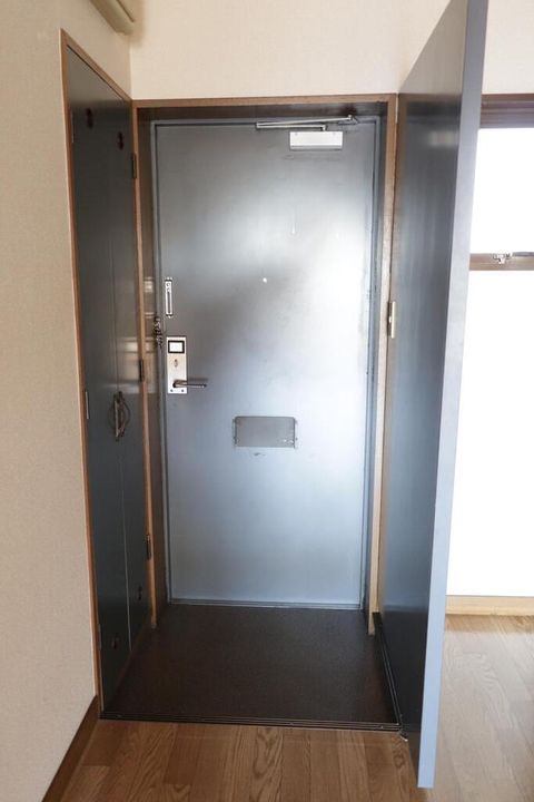 ドミール小林の玄関