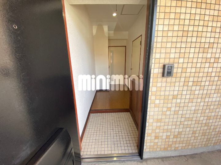 清城コーポラスの玄関