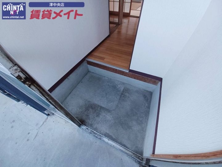 コーポ花の木荘の玄関