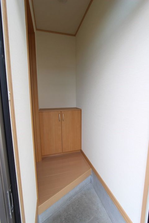 スーパーハイム西富Bの玄関