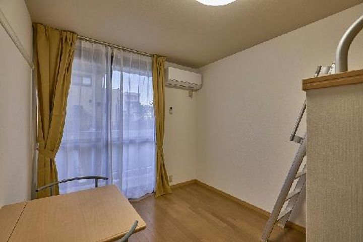 レオパレスレスト 清水の居間
