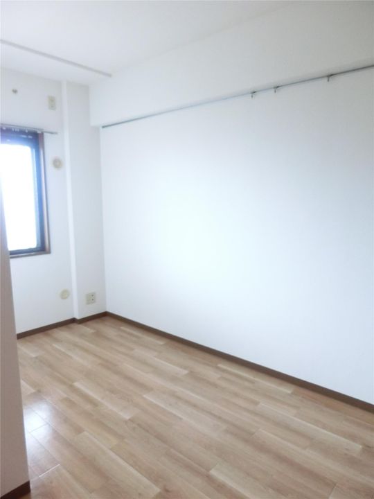 萬家第二ビルの居間