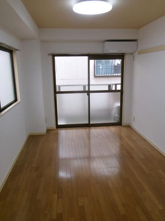 浜町ビルの居間