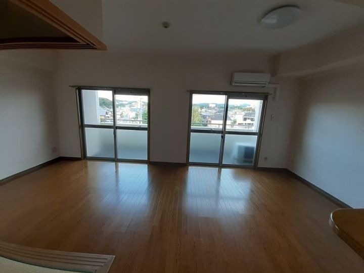 三重県名張市蔵持町原出(マンション)の賃貸物件の居間