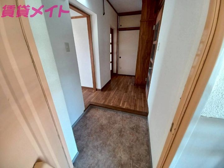 フェリーナ111棟の玄関