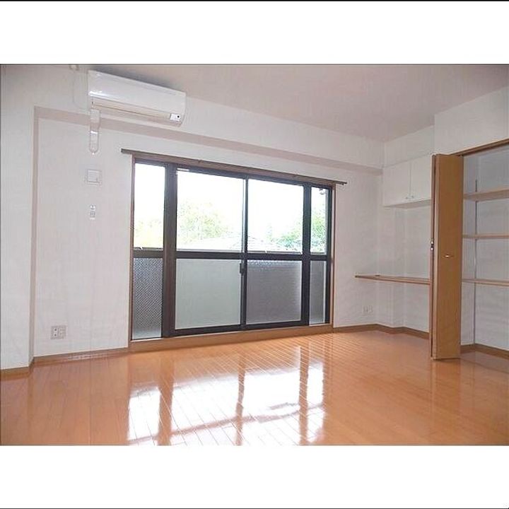 ピュアライフの居間