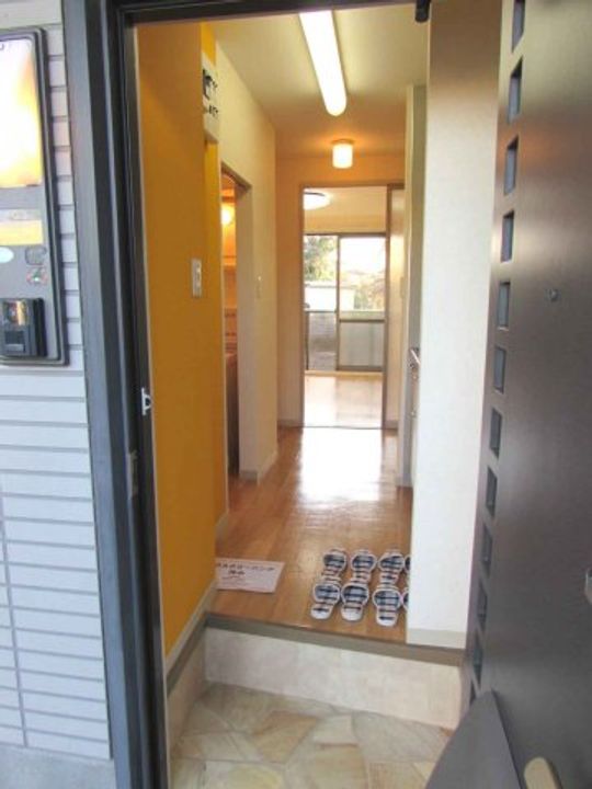 幸ハイツの玄関