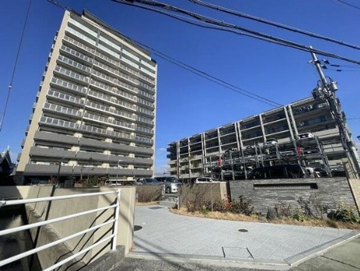 プレサンスロジェ草津シエルの外観