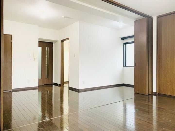 白金アネックスの居間